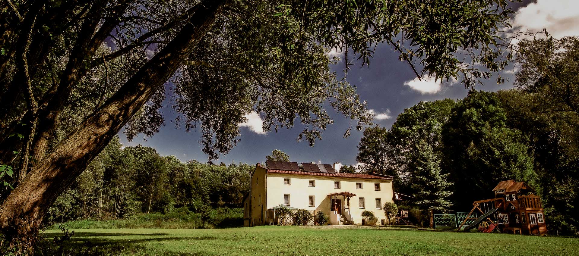 Agroturystyka Czarkowice Młyn - malowniczy widok na ośrodek wypoczynkowy w sercu natury, województwo opolskie